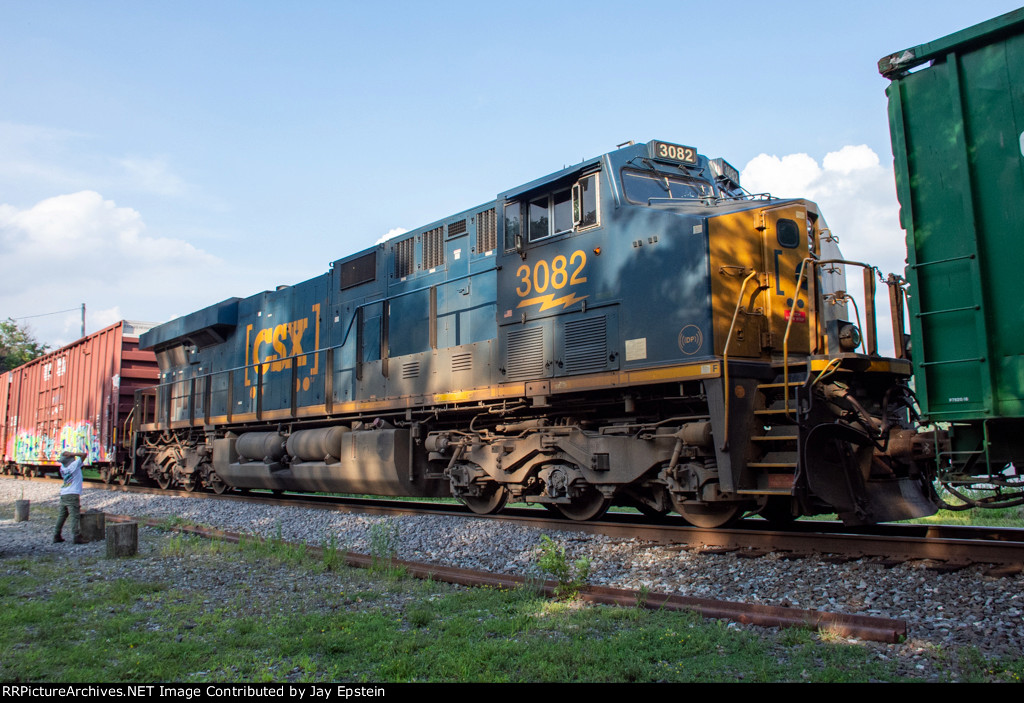 CSX 3082 is the mid-train DPU on M422